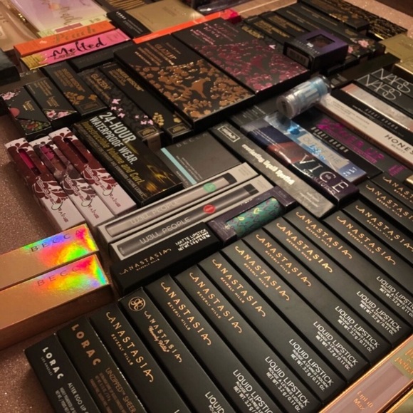 💄💄 HIGH END MAKEUP MYSTERY BOX 💄💄 - Picture 5 of 8